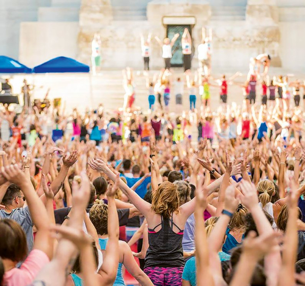 Journée internationale du yoga - foule